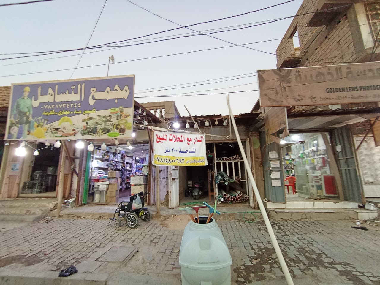 السلام عليكم بيت للبيع مع ثلاث محلات موقع تجاري حي العسكري قرب فلكة العلماء الشارع السايدين الصب موقع تجاري المساحه 200م واجهه 10في 20 للاستفسار الاتصال على الرقم ***********
