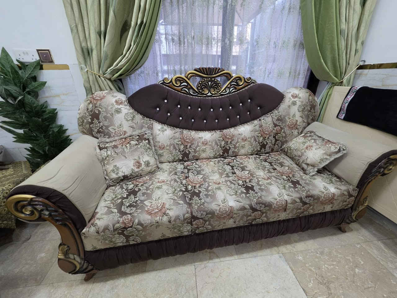 السلام عليكم...
تخم قنفات عراقي مكون من 10 مقاعد نظيف جدا للبيع.موديل تركي قنفات اثنين ثلاثية وكرسي عدد اثنان مع قنفة ثنائية واحدة 
السعر 450 الف وبي مجال العنوان بغداد الكرخ العطيفية الاولى قرب جامع المدلل تلفون ***********
