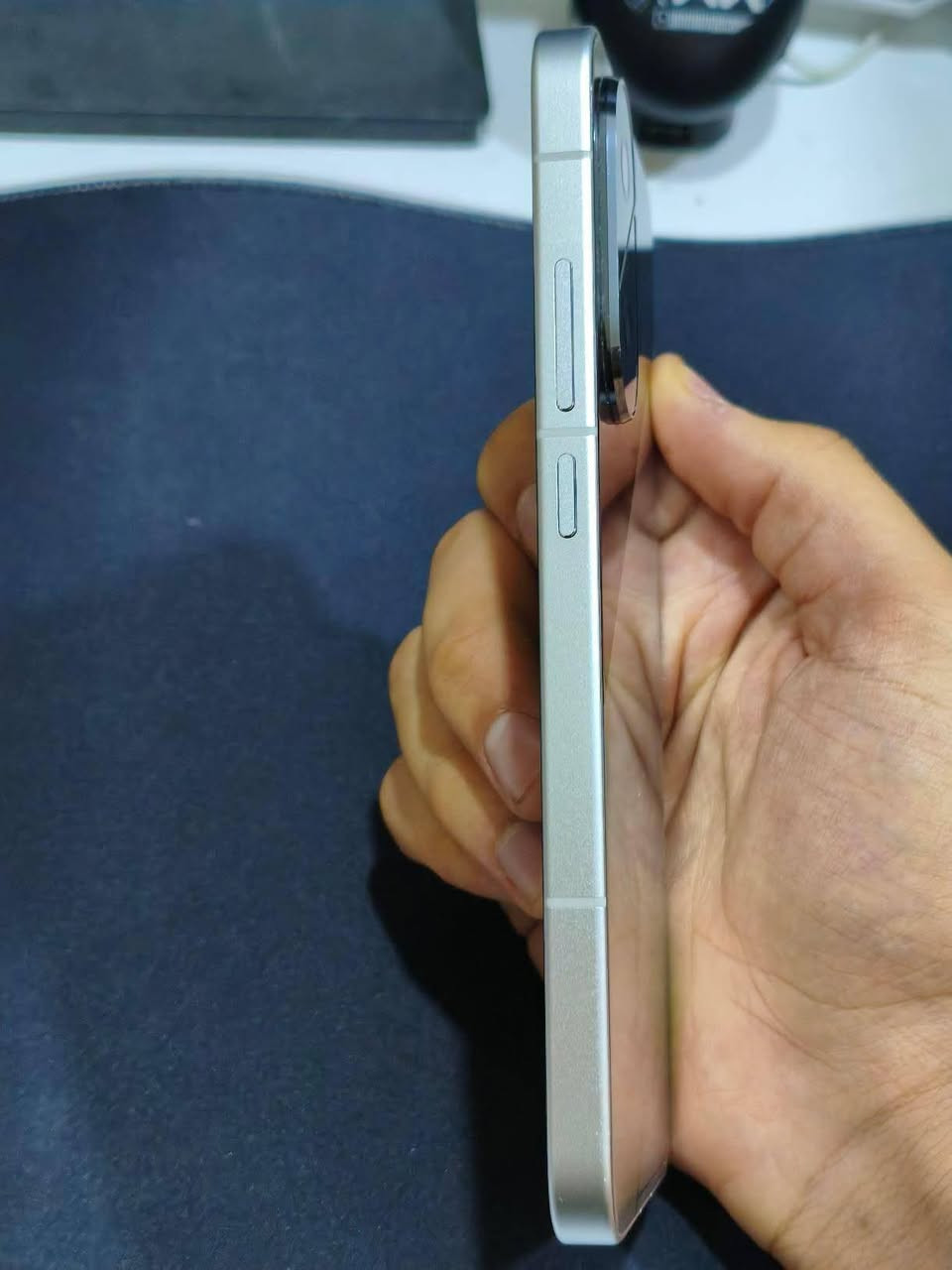 Poco F7
جهاز نضافة 100% مثل ما موضح بصور 
شاحنة الاصلية ويا بسرعة 90W,  بطارية الجهاز 95% ومساحة التخزين  256 
جهاز كامل مكمل بس بدون كرتونة ،يجي ويا 4 حافضات غير مستخدمات  ،
مكاني بغداد البلديات ،والسعر راح يكون 460
***********
