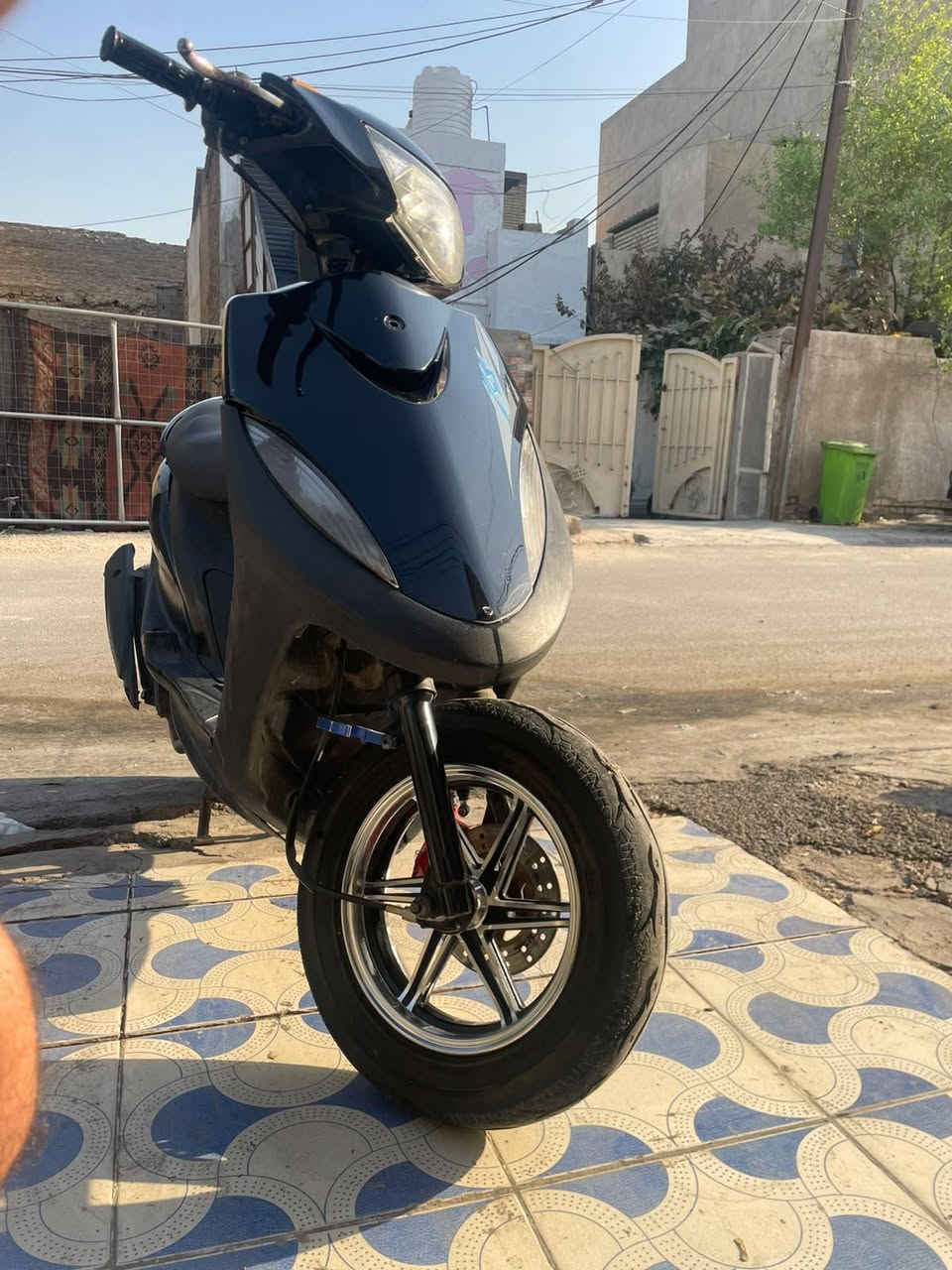 السلام عليكم ماكس عدله رمبه دراجه بيها ويلكب وشيال وستان رياضي
دراجه كلش جديده مختمه كلها 
مكينه ما مفتوحة على وضع البلاد 
السعر600 مكاني بغداد الدوره 
ورقمي***********
