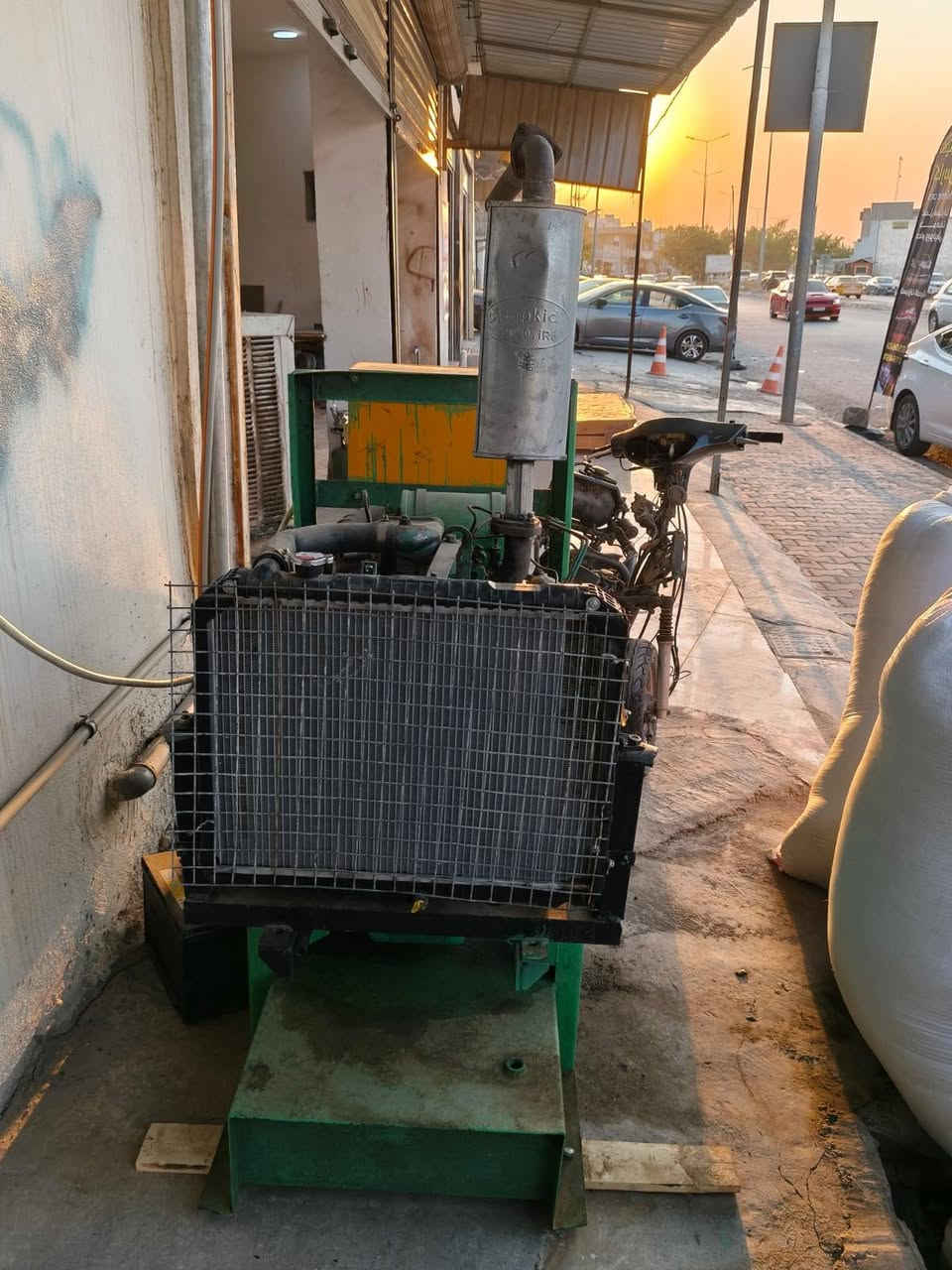 سلام عليكم مولد للبيع بلادي كامل وشغال محرك وتوليد بدون اي عيب 16Kv مكاني كركوك لل استفسار ***********
