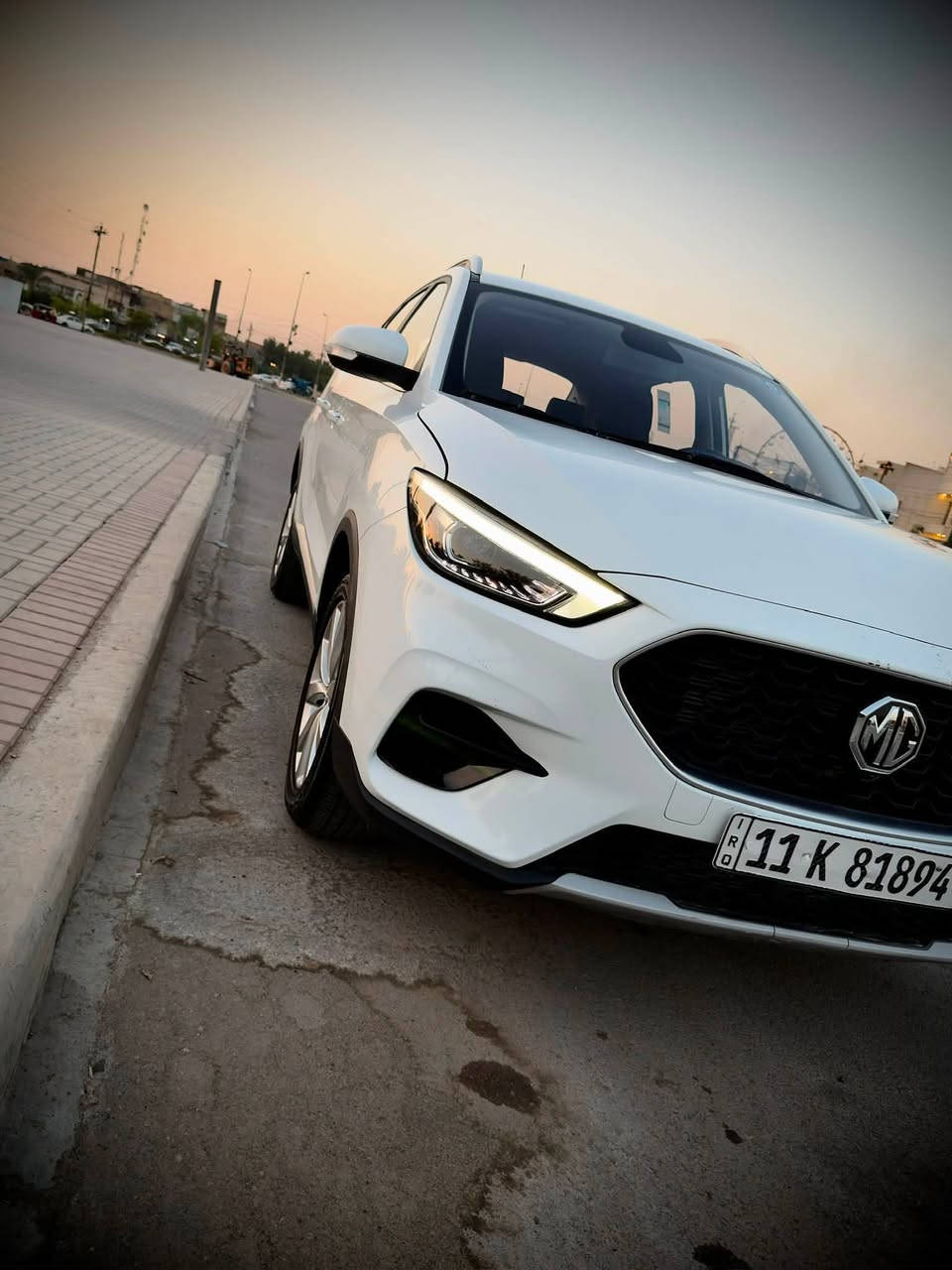 السلام عليكم ورحمة الله وبركاته
‎ MG ZS 2024 
 رقم بغداد الجديد الدولي السيارة بحالة الوكالة استلام شركة بنهاية 2025
السيارة زيرو بالضمان ماشية ( 4 الف )
بيها ملاحضات بسيطة سويتلها سونار مرفق ويا الصور
مواصفات السيارة 
* الموديل: MG ZS 2024
* محرك: 1500 اقتصادي 
* اللون: ابيض 
* ناقل حركة: أوتوماتيك
*  تشغيل بصمة + دخول ذكي
* بصمة ابواب
* ستيرن جلد ( تحكم جهتين ) 
* حاكية للإتصال والرد على المكالمات
* بلوتوث + USB
* شاشة لمس كبيرة متعددة الوسائط (اندرويد اوتو + كار بلي)
* كامرة خلفية دوارة 
* حساسات خلفية 
* هاند بريك دكمة 
* نظام اوتو هولد 
* نظام نزول منحدرات
* بصمة عدد ( 2 )
* تبريد قطعتين + تدفئة 
* لايت زنون عالي + ناصي
* لدات نهاري 
* بك لايت LED
* مرايا كهرباء + اشارات بالمري 
* كشافات هالوجين
* مثبت سرعة ESP
* مانع انزلاق المكابح APS
* حساسات نظام مراقبة ضغط الإطارات TBMS
* جنوط أصلية 
* ويل كب 
* ايرباك AIR BAG عدد ( 2 )
* حاملات اكواب عدد ( 6 )
* سبير منازل من الجنطة ولا مفتوح + المعدات كاملة الأصلية غير مفتوحة

السعر 112 و بيها مجال بسيط وماكو بهيج سعر زيرو 
مكان السيارة بغداد / حي الجهاد  الضباط
رقم الهاتف / *********** اتصال أو واتساب
