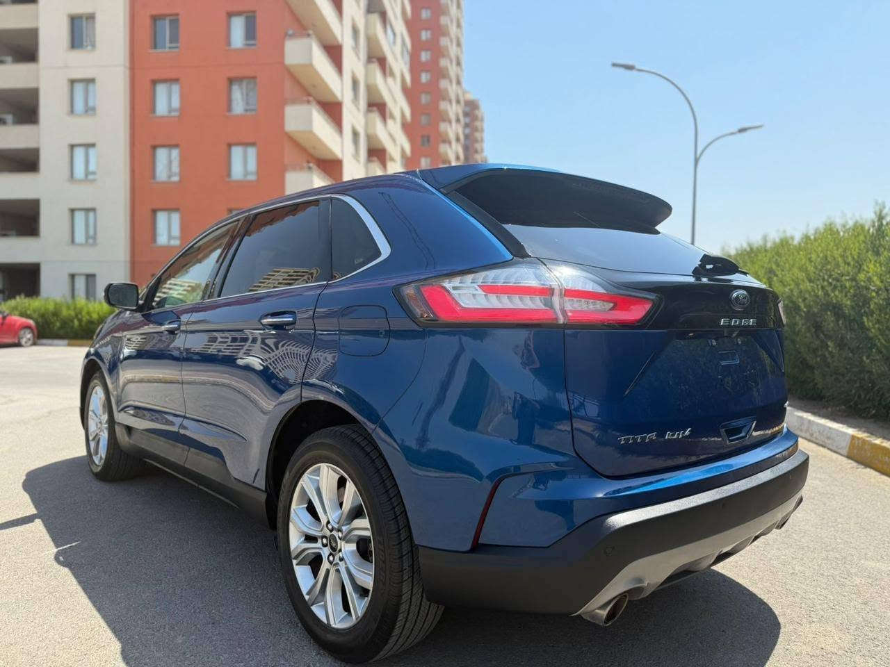 🔥 للبيع: فورد إيدج تيتانيوم (Ford Edge Titanium) موديل 2023 🔥
📌 التفاصيل العامة:
النوع: فورد إيدج (Ford Edge)
الفئة: Titanium (تيتانيوم - أعلى فئة)
الموديل: 2023
اللون: أزرق ملوكي مميز
العداد: 28,500 ميل فقط
✨ حالة السيارة:
البودي / الصبغ: صبغ باب خلفي جهة اليمين فقط.
الجاهزية: بقية السيارة مكفولة بشرط الفحص وبحالة ممتازة جداً.
⚙️ أبرز المواصفات (فول مواصفات Titanium):
نظام دفع رباعي (AWD).
داخلية جلد أوف وايت / بيج مميزة جداً بحالة الشركة مع نقشات التيتانيوم.
الشاشة العمودية العملاقة الحديثة مع تدعم Apple CarPlay و Android Auto.
نظام الملاحة والتكييف والتحكم الكامل من الشاشة.
مرايا جانبية تحتوي على رادار النقطة العمياء (Blind Spot).
كاميرا خلفية وحساسات توقف.
إضاءة LED كاملة (أمامي وخلفي مع كشافات).
بصمة تشغيل ودخول ذكي بدون مفتاح.
ويل ألمنيوم حجم كبير بلادي خاص بفئة التيتانيوم.
💰 السعر المطلوب: 171 ورقة ($17,100)
كفالة رقم: 15 ورقة 
📍 الموقع: [اربيل]
📞 للتواصل والاستفسار: [***********] يتوفر واتساب أربيل, العراق
