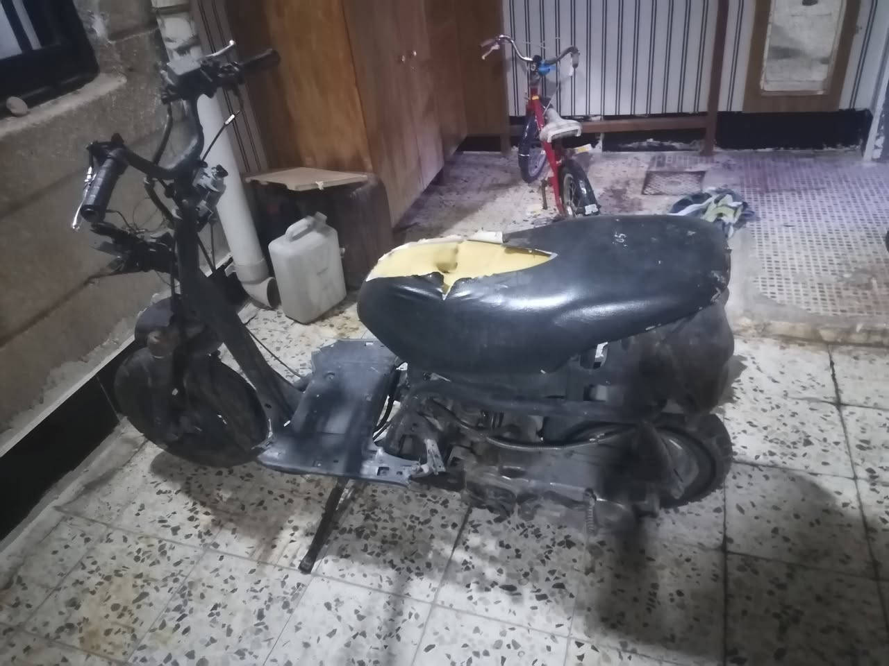 السلام عليكم دراجه فراشه ابيع كوم حديد على وضعيتها شغاله اب 150وبيها مجال 
البصره المعقل 
رقمي ***********
