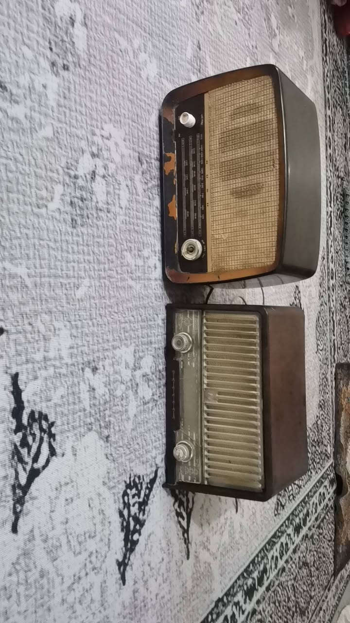 سلام عليكم راديونات الزمن الجميل انتيكات نضافه مثل ماواضح بصوره الشراي يتفضل خاص او يتصل ***********
