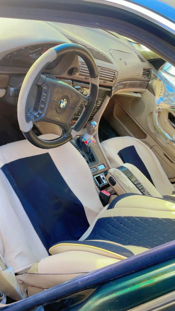 سةرتا بةناوي خوا 
                - [x] بيئمE38V8 
كاسيحة مؤديل 1998رةنگ سةيتوني 
بي ليدراو مواسفات  م
سلايت
كوشين خةزن 
يتةر 
تةربريت
ئاوينة كارةباي 
دةبل يرباك 
دةبل جام 
تةلةفون 
لايت زينون 
تاية لؤك 
ويل لؤك 
زؤر مواسفاتي تر 
سيارةكة ئارم باكانة بةشةر 
دنيار حرامةي لةسةر نية باكانةي 2025 
شوين هةولير 
تكاية ئةكةر مشتةري نيت 
نةبيزارمان بكة 
نةسةري خؤتو منيش مةهيشنة 
ولامي كؤمينت نادمةوة مشتةري تةلةفؤن بكة 
لةكةل رئزمان ***********فايبةر كورةك

نص مكتوب في الصور:
- AVITO.MAGAZ