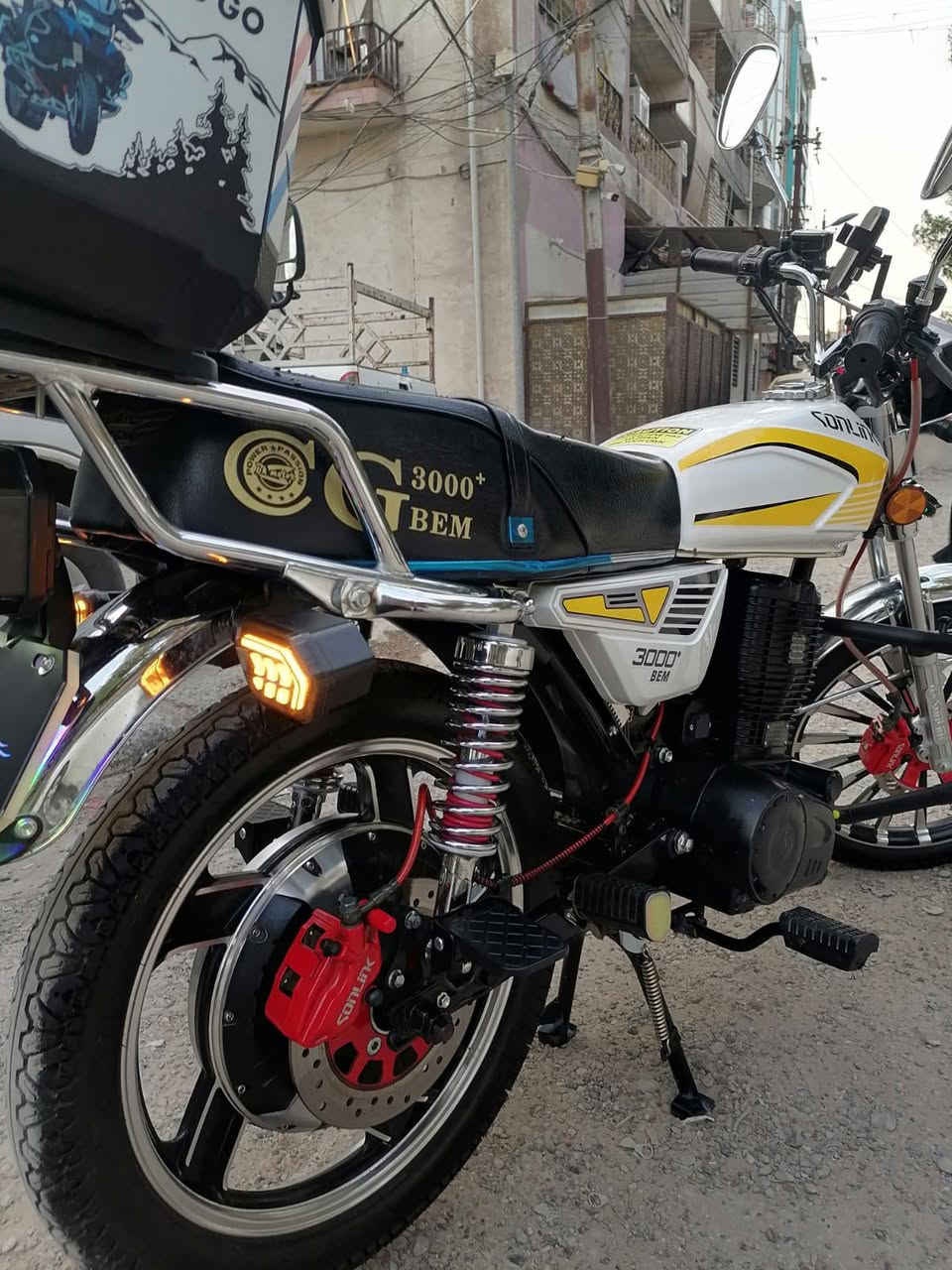 السلام عليكم للبيع دراجه شحن ايراني شركة سيزر دراجه جاهزه وكل نقص مابيها بحالة الوكاله بعدها بلضمان المواصفات بطاريه ليثيوم 72 فولت و50 امبير تمشي مسافه 100 كيلو اشاير يمنه يسره ورباعي لايت زنون عالي ناصي هورن نضام البارك والرجوع للخلف Rنضام مثبت سرعة تشغيل بصمه وسويج 3نمر سرعه 110 مكاني بغداد جديده سعر مليون و200وبيها مجال قليل ***********
