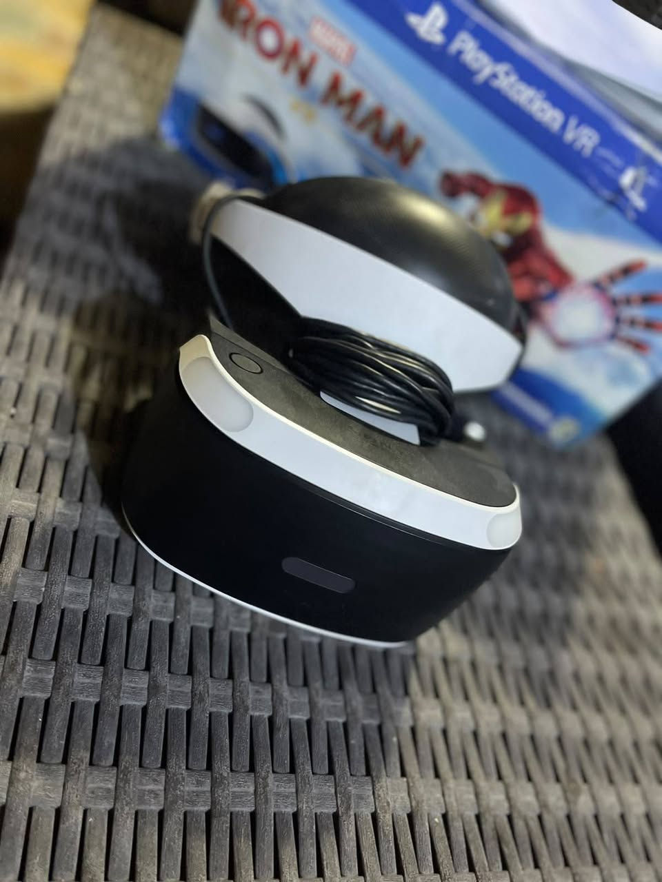 للبيع: نظارة بلايستيشن PlayStation VR بحالة ممتازة وكالجديدة
​عرض مميز لنظارة الواقع الافتراضي (PlayStation VR) شغال 100% وبقمة النظافة، تعمل على أجهزة PS4 و PS5.
​الملحقات المرفقة مع العرض:
​نظارة PS VR الأصلية مع كافة الكابلات ووحدة المعالجة.
​عدد (2) يد تحكم حركة (PS Move Controllers) بحالة ممتازة.
​لعبة قرص أصلية ممتازة للواقع الافتراضي (PlayStation VR Worlds).
​الكارتون الأصلي مع جميع الكتالوجات والكتيبات الرسمية.
​السعر: 130قفل
المكان: بغداد الغزاليه متوفر توصيل
للتواصل: ***********
