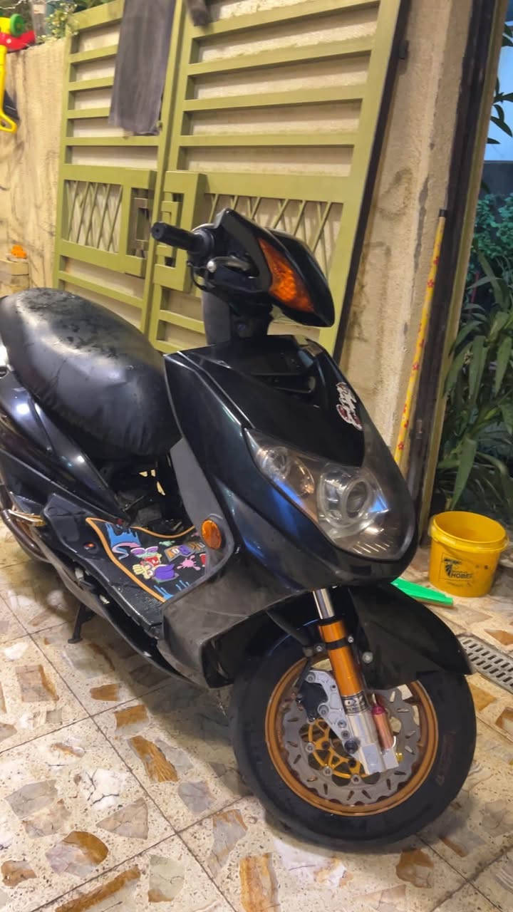 سلام 
عليكم سكنس فحل للبيع طلاعات 
1صدر DY جعوب ستيل هوه ول بطل مالته
2صدر خلفي R1 جعب ستيل
3وياله NCYوزوج تايرات جلاتين
4مازده عدسه
5كور سمارت وبشه 
6عقل RC هوه ول ملف وضربه فلاوين رياضي 
7هاوزن رياضي 
8سلف كوسو
9قبق كلجات كوسو
10 شمعه مكينه ورباط رياضي 
11كلجات رياضي خلفي دوشي ول امامي موتور سبورت
12جويتر 32 ونوزل 8
13جوينات كوسو 
14فراك وقطرات رياضي 
15اشاير برتقالي هوه ول بك لايت
16 صينيه رياضي 
17صالنصه فكتوريا جعير
18طلاعات رياضي
19قبق فلاوين رياضي 
20قبق جوزه رياضي 
21قبق بانزين رياضي
ستاند بوش

طرر كاعيه

مكان دراجه بغداد الشعب 
ملاحضة زغيره ولحد يعتبره غير شي
ل ميعرف بيهن وبل تزويد لاطيبلي وجماعت المليون اعبر المنشور 
رقمي *********** بي اتصال واتساب

