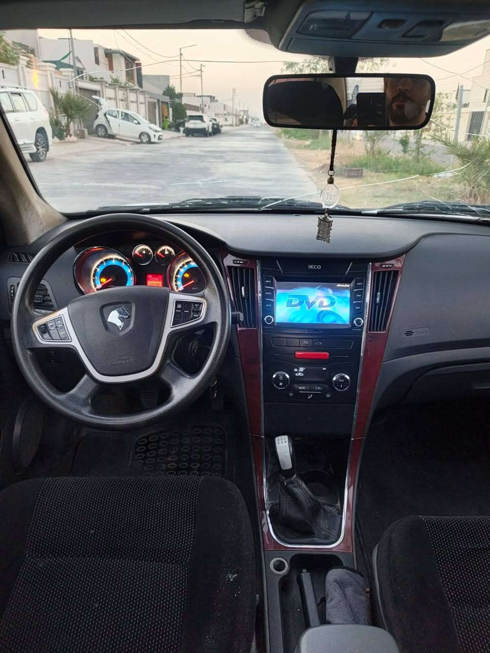 السلام عليكم مكلف بالنشر سيارة سمند دنا 2018
السياره مكفوله كصه ضربه قويه نقل جثه نجل 
مكينه گير حداديه جداد 
بيها بس ضربه خفيفه بالباب مثل ما موضح بالصوره 
وضربه خفيفه بالجنطه الوره 
رقم بغداد مشروع وطني سنويه لل30 
مداور ثاني يوم 
وهذا رقم راعيها  
***********
