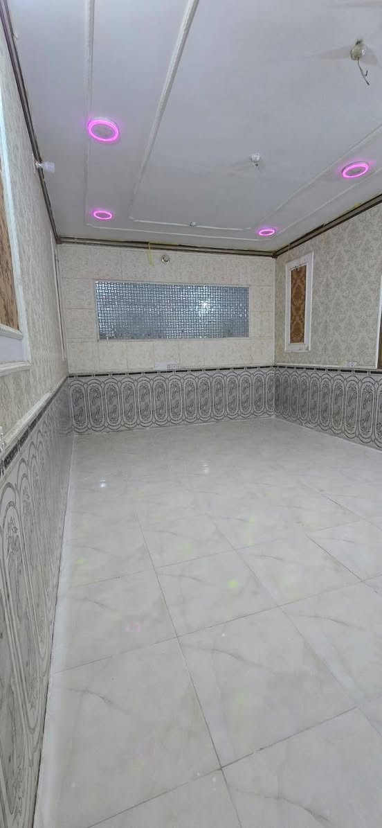 السلام عليكم بيت للبيع بحي ذويوب الاول البيت ركنين يحتوي  على مضيف وصالتين وغرفتين ومطبخ  
المساحه ٢٦٠م
نوع العقار طابو زراعي 
للتواصل *********** ياسر عطروز
