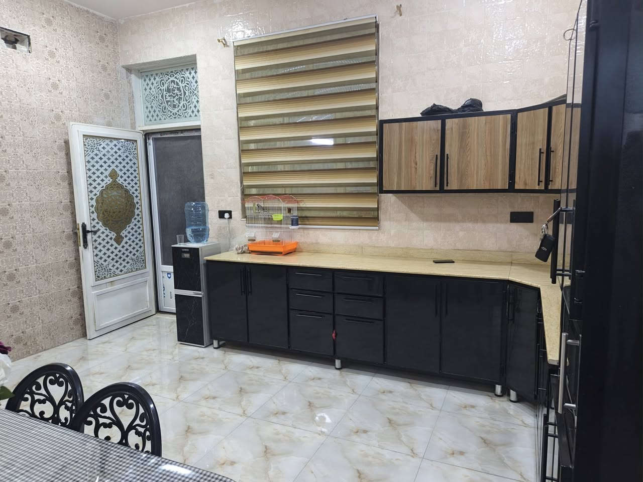 ‏رقم القطعة ١٦١٢٦
‏مساحة ٢٥٠م
‏وجه ١٠
‏نزال ٢٥
‏ماء وكهرباء ومدرسه ابتدائيه وثانوية قريبه 
‏كراج سياره 
‏حديقه
‏الطابق الاول
‏يتكون من مطبخ حار وبارد
‏كلدور يحتوي على صحيات غربي مع حمام
‏غرفه استقبال
‏صاله جلوس رئيسيه
‏صاله ثانيه
‏وموزع ومنور والمجموعة الصحية
‏المتكونة من منزع وتواليت شرقي وحمام مع الغربي
‏مخرج منور
‏٢ غرفه نوم
‏درج دائري دبل بايه 
‏الطابق الثاني 
‏صاله 
‏مجموعه صحيات مشابه للصحيات في الطابق الأول
‏غرفه نوم
‏٢ غرفه بالوجه غير مسقفه
‏رباط أرضي رفت كامل 
‏البناء حجر  سنه ٢٠٢٣
‏شارع ١٠م
‏نزله الشراع -  شارع ١٥ اللي بعد ورشه يعد الببلاوي ألرابط بين شارع الشراع ومجمع اليرموك - ٤ رفع على اليمين 
‏الدار مطلوب لصندوق الإسكان تريد تتحول عليك الأقساط تريد أرفع حجز وتحول البيت باسمك
‏واتس إب ***********
‏
‏
‏
