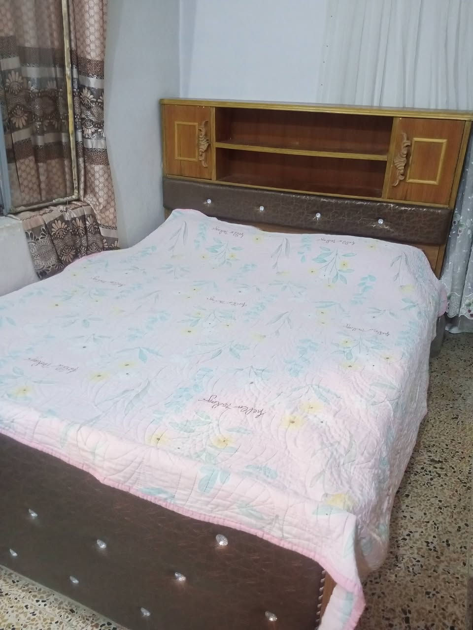 تخت للبيع نظيف جدا مال نفرين مع دوشك بسعر 210 عنوان موصل حي الكرامة رقم الهاتف ***********
