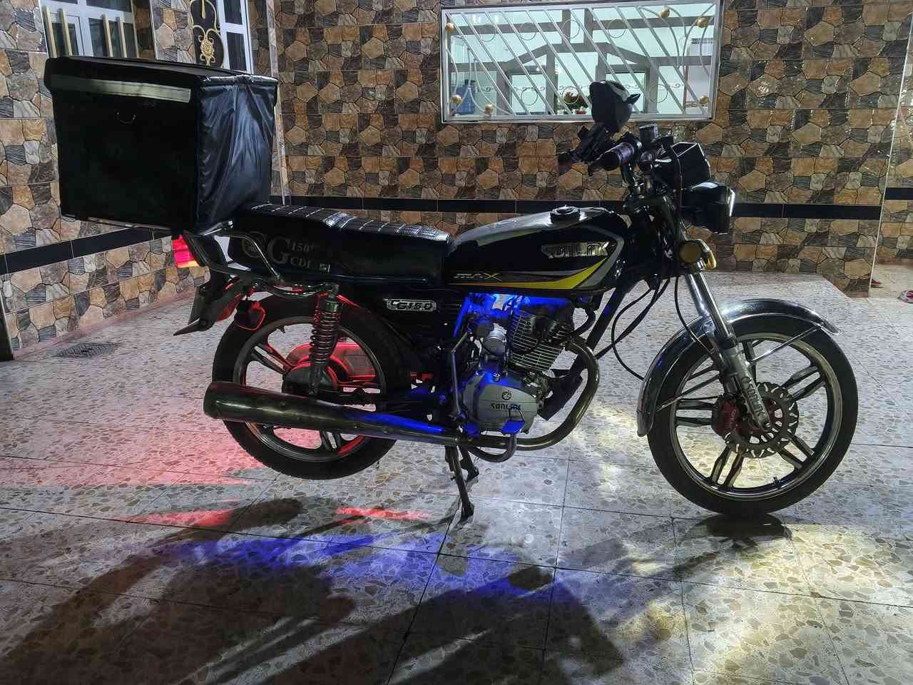 السلام عليكم 
دراجه سولنك موديل 22 محرك 150cc
نكره سلف
مكفوله كفاله عامه
شرط ما تصرف عليها
للبيع او مراوس ب احدث 
للاستفسار عل خاص او عل رقم 
***********
