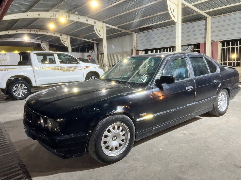 BMW 525i 
مودیل 1991
چوار جام کاەربا 
گێر عادی 
کوشن جلد
گێر و مەکینە بەشەرت 
مەکینە کەپس
وەکالەیە بەشەرتی وەکالە
سعری 33 وەرەقە. و مەجال
***********
