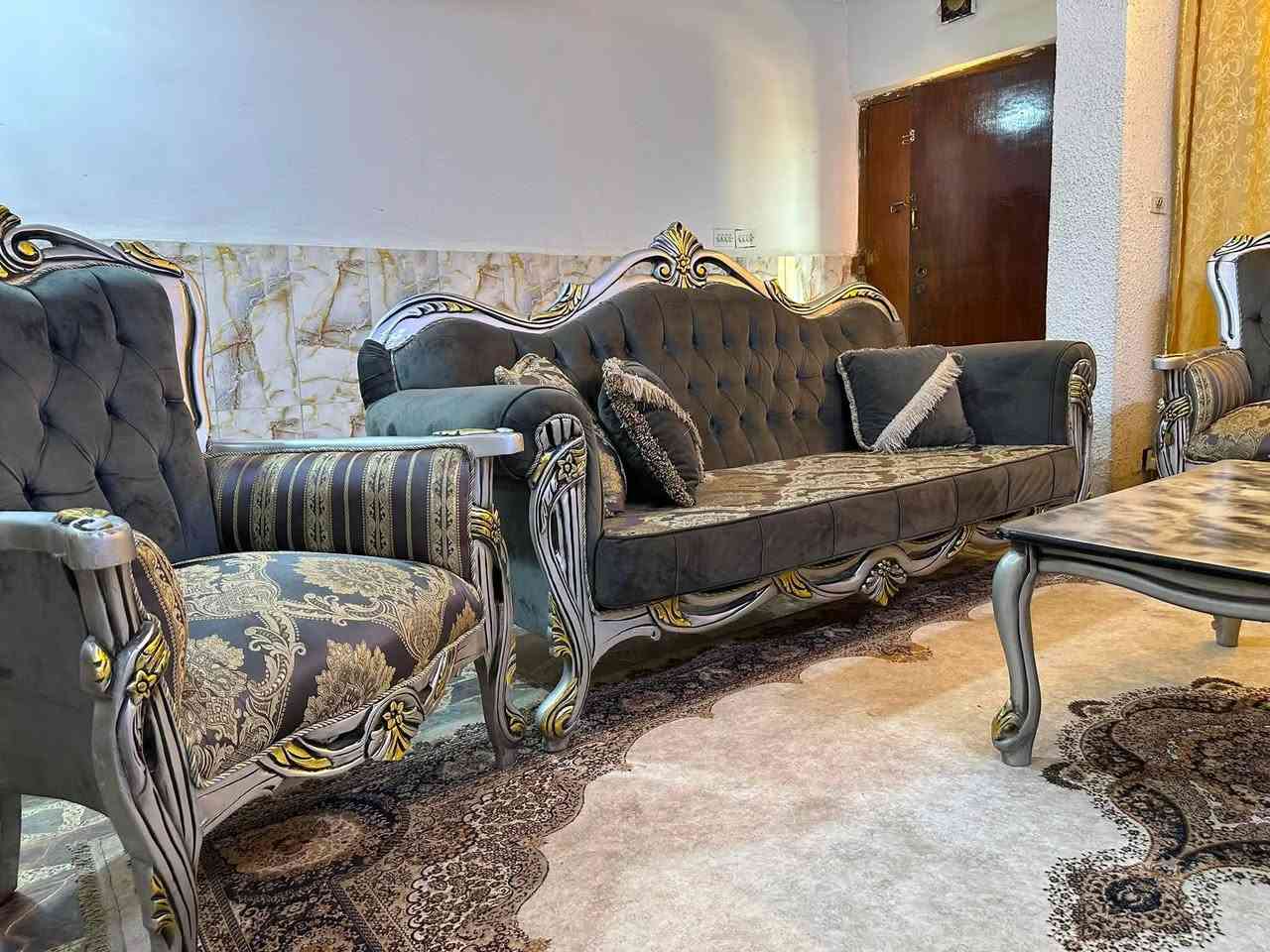 تخم تركي خشب زان عشر مقاعد مع وسطيه نظيف جداً بدون أي ضرر أو عيب السعر ٨٥٠ مكانه المنصور ***********
