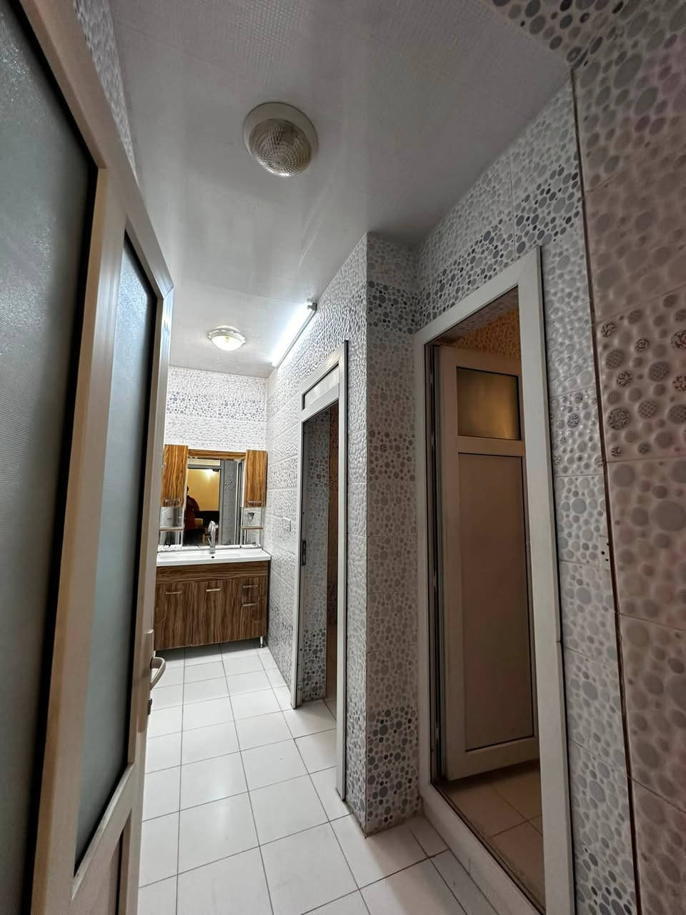 🏡 بۆ کرێ – خانووی دوو نهۆمە
📍 شوێن: گەرەکی ٣٢ پارک
📐 مەساحەت: ٢٥٠ مەتر چوارگۆشە
☀️ ڕوو: ڕۆژئاوا

✅ پێکهاتووە لە:

* ٦ ژووری نوستن
* دکت (Duct)
* سپلیت
* کەمێک ئەساس

📞 بۆ زانیاری زیاتر و سەردان:
***********

ــــــــــــــــــــــــــــــــــــ

🏡 للإيجار – منزل طابقين

📍 الموقع: كركي 32 بارك
📐 المساحة: 250 متر مربع
☀️ الواجهة: غربية

✅ يتكون من:

* 6 غرف نوم
* نظام دكت (Duct)
* أجهزة سبليت
* مع بعض الأثاث

📞 للاستفسار والاتصال:
***********
