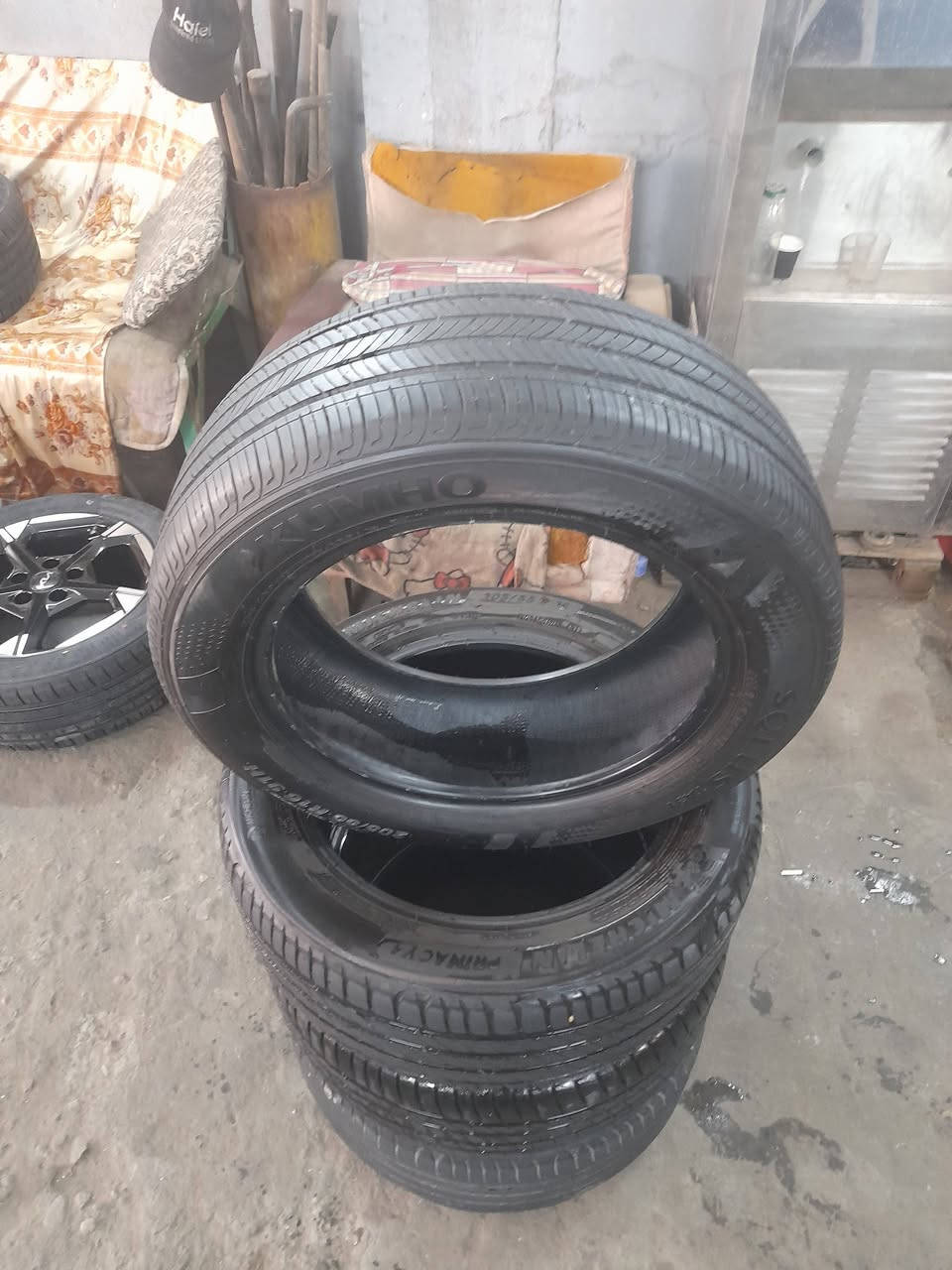 سلام عليكم متوفر اطارات قياس ٢٠٥.٥٥.١٦ بيهن واحد كومهو امريكي اخو الجديد والباقي مشلن *********** مكاني البياع الحي الصناعي
