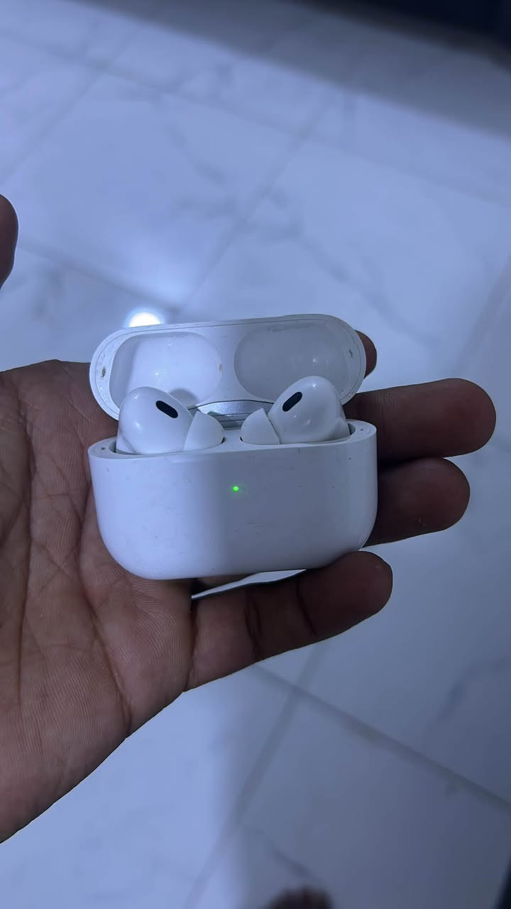 إسلام عليكم ايربود الجيل ثاني مستخدمه قليل جدآ 
مكاني نجف تواصل ***********

نص مكتوب في الصور:
- Pods Pro 100% 100% 99% الاسم وضع الاستماع إلغاء الضوضاء شفافية الصوت إيقاف اضغط مطولاً على AirPods اليسرى اليمنى وضع الاستماع وضع الاستماع اكتشاف الأذن تلقائيًا تحويل مسار الصوت تلقائيًا من الأجهزة المتصلة إلى AirPods عندما تكون في أذنيك. الصوت المكاني الصوت المكاني المخصص
- ٠٠:١٨
- Pods Pro
- البطارية
- إظهار في تطبيق تحديد الموقع
- تسهيلات الاستخدام
- اختبار ملاءمة رؤوس السماعة
- تأكد من ملاءمة رؤوس سماعات AirPods مع أذنيك لتحديد المقاس الذي يوفر أفضل مستوى إحكام وأفضل أداء صوتي.
- حول
- اسم الطراز
- AirPods Pro
- رقم النموذج
- A2698
- الرقم التسلسلي
- GRJJ9D8P18JP
- الإصدار
- 5E135
- انتهت صلاحية التغطية
- قطع الاتصال
- إلغاء حفظ هذا الجهاز