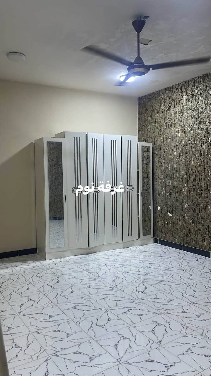 السلام عليكم 
بيت للإيجار ٢٠٠ متر طابق واحد 
الموقع الدورة زراعي ابو الطيارة خلف مستشفى الدورة الاهلي قريب عالشارع
استقبال
مطبخ مع كاونتر
صالة
غرفتين نوم
صحيات داخليه وخارجية 
الاتصال على الرقم ***********بي واتساب
