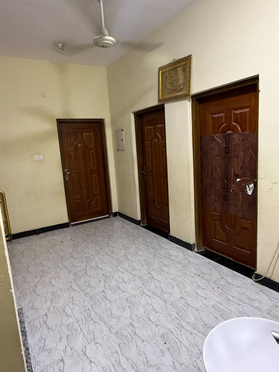 بيت للبيع المساحة 100m² ( 10 *10 )
📍المنطقه العابر مقاطعه 73 مجاور ياسين خريبط 
📍خلف محطه وقود الخليج  قريب على شارع محمد القاسم  
✔️  الطابق الارضي يحتوي على غرفه واستقبال وصاله ومطبخ وصحيات ( حمام وتواليت معزولات ) ومنور وحمام خارجي 
✔️  الطابق الاول يحتوي على 3 غرف كبيره وحمام عدد 2 وهول موزع كما بالصوره 
✔️  الطابق الثاني من سندويج يتكون من غرفه عدد 2 وصحيات ومطبخ وهول

🔴 يعني البيت 3 طوابق 
 
للتواصل مع الرقم 
***********
