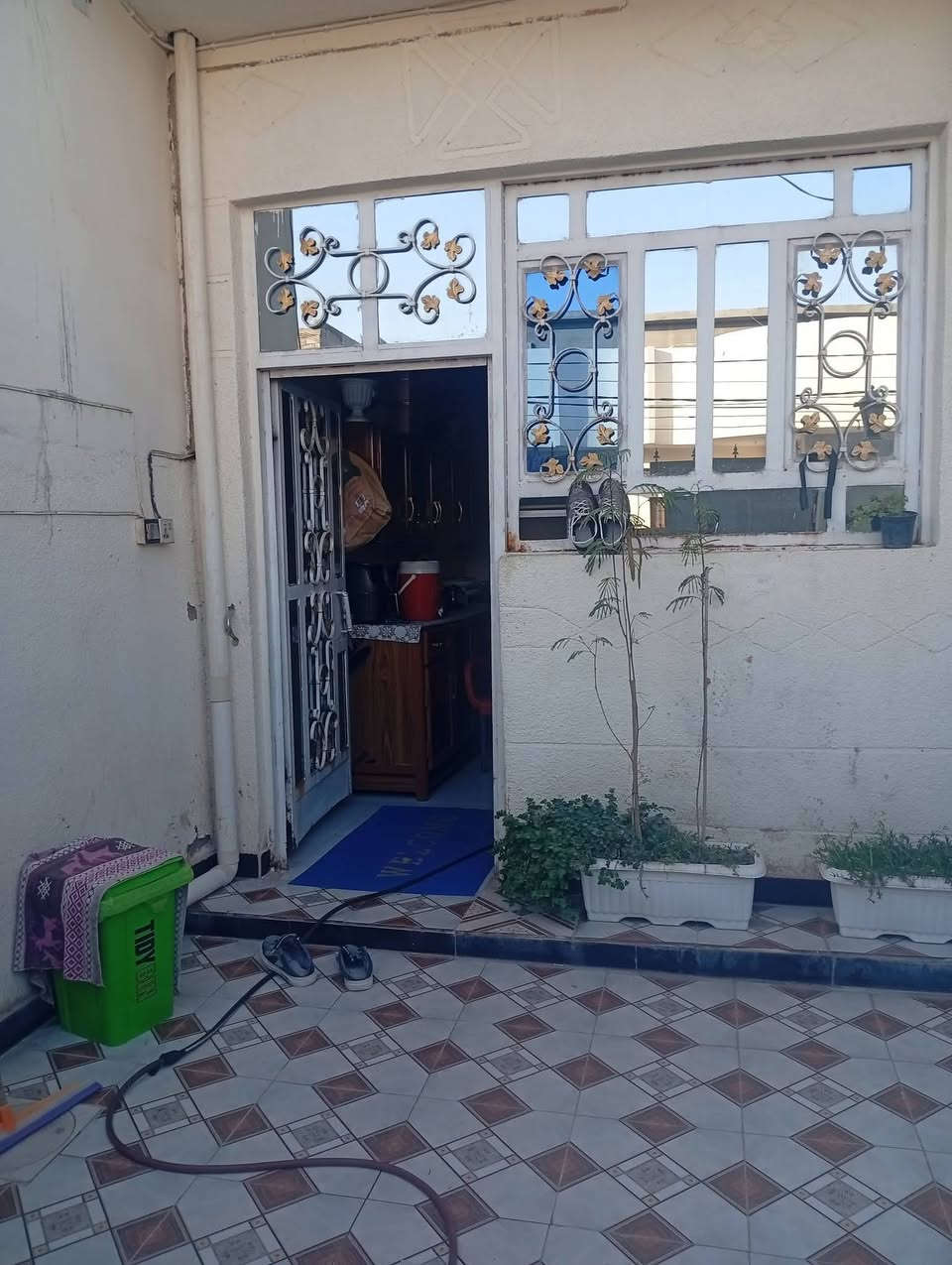 💥 السعر : 70 قابل للتفاوض 💥 

🏡 دار للبيع ( طابقين ) 
📐المساحة / 160م   ( 7,5 * 22 ) 
🧾زراعي قرار 25 

💥 الدار يتكون من طابقين 

✅  الطابق الاول / استقبال ، صالة ، مطبخ ، غرفتين نوم ، صحيات 
✅ الطابق الثاني/ غرفتين نوم ، صالة ، سطح 

خدمات كاملة / شارع تبليط 6 متر 

الموقع / بهرز ـ نزلة علي الهادي ـ قرب جامع الدواسر الكبير 

للأستفسار / ***********
