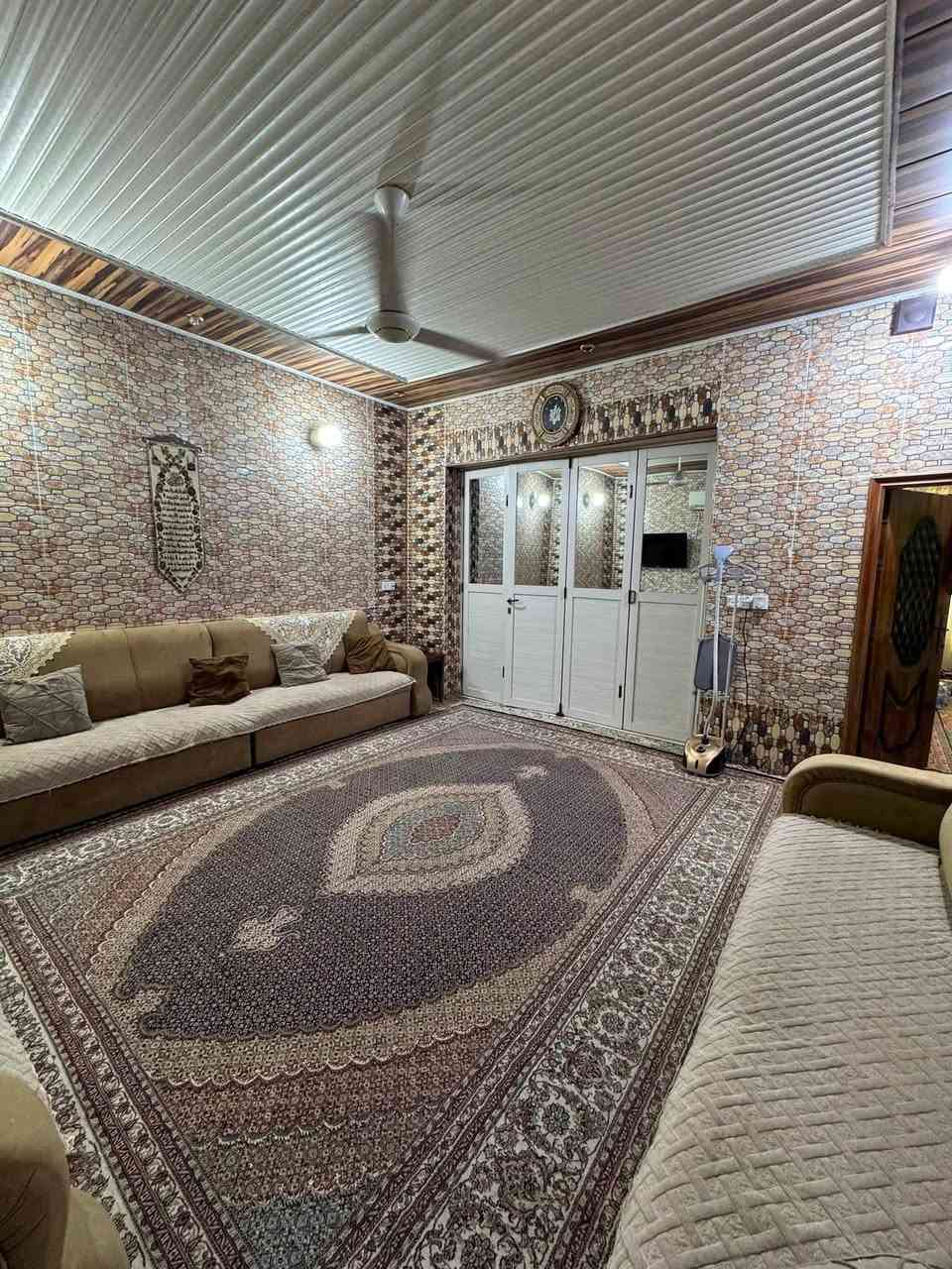 دار في حي المهندسين
100م 7 في نزال 14.3 طابقين بناء حديث صب 

يحتوي ع ٣ غرف نوم و٣ مجمعات صحية:

***********

السعر 205 مليون
