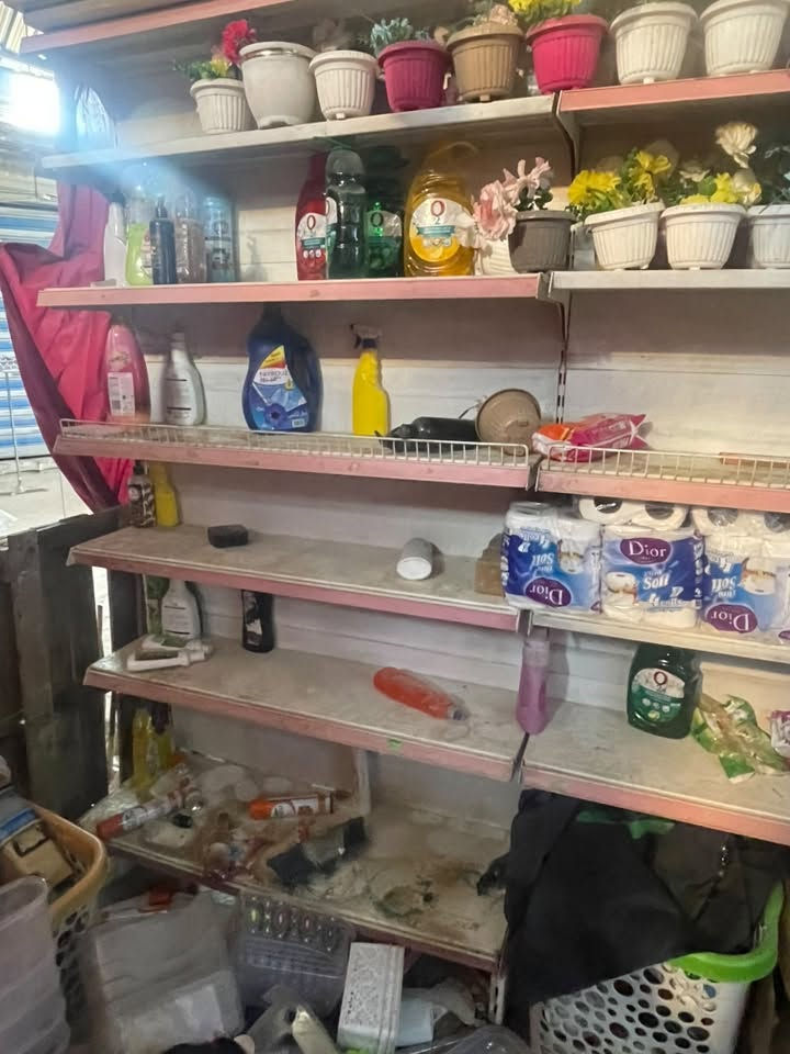 رفوف حديد وسطيه يصير جهتين ويصير جهة وحده طوله ١٢٠ وعرضه ٣٠  حديده كلش قويه تصعد عليه وتشوفه يشتغل مال غذائيه. منزليه كلشي يشتغله الي يريده يتوصل ع رقم *********** 
عنواني الزعفرانيه سوق الهوى
