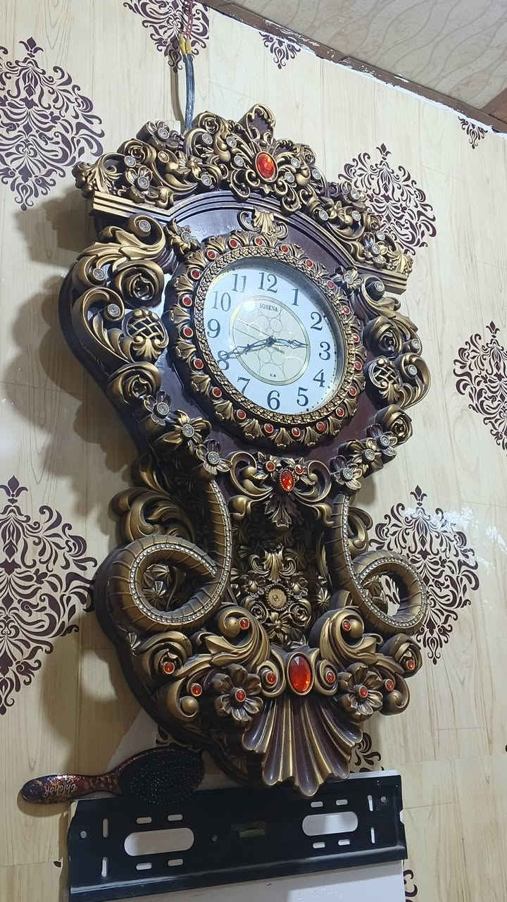 للبيع كراسي اثنين وساعات اثنين 
السعر 50 وبيهن مجال قليل 
العنوان بصره جمهوريه 
رقم ***********
