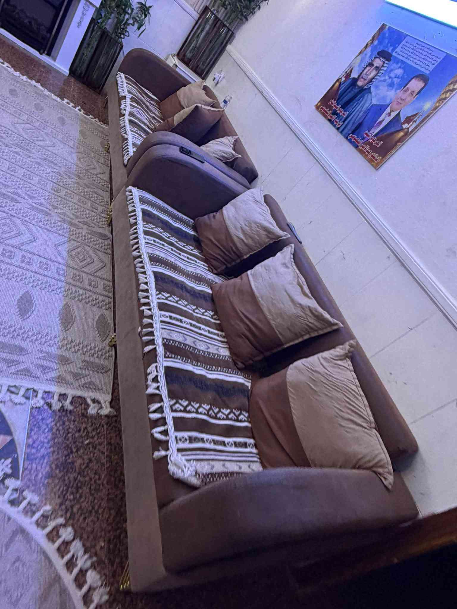 تخم لونه جوزي وبي دمارات اسود ومطعم بيجي شغل عراقي ثقيل القنفه تتحول جربايه ومخزن بي ضرر الرجلين موجوده مال الكراسي ويحتاج الهن براغي والقنفه ابو الاثنين اليده مخسوفه. شويه جهه وحده اريده  ب٢٥٠ الف وحيل تكمه وثكيل كوشاته اكبار وصغار سحابه الكوشات عشر مقاعد العنوان خلف معارض البنوك حي التجار شارع الهايبر ماركت الاسوق المركزيه سابقآ
