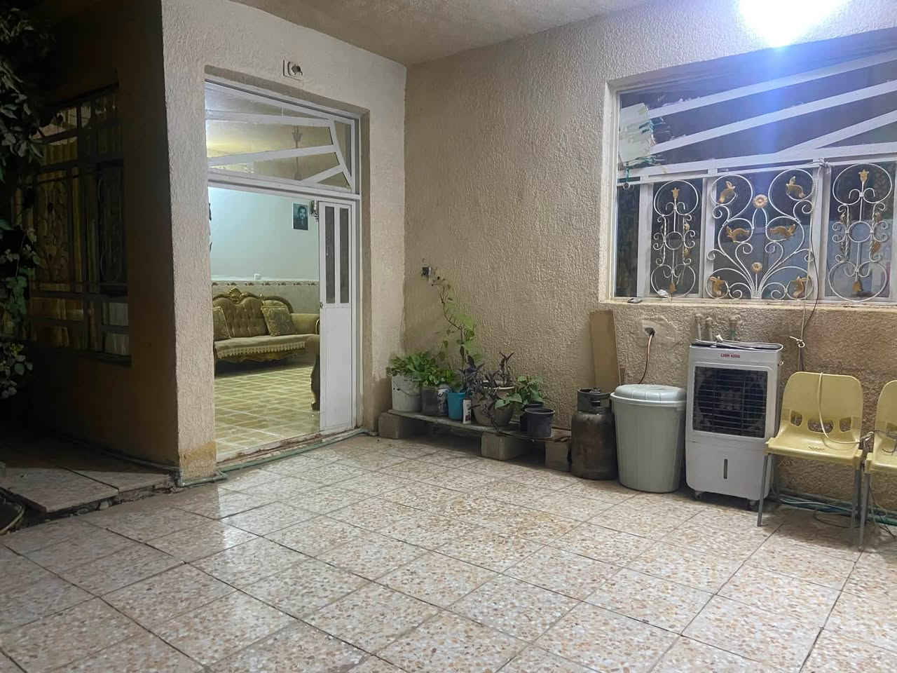 السلام عليكم دار للبيع مساحه 200 متر واجهه 10 نزال 20 يحتوي على استقبال كبير وصاله ومطبخ واربع غرف نوم جوه ثنين وفوق ثنين سويت كامل مع الحمام ويحتوي على حديقه صغيره وحمامات خارجيه وداخليه وترك داير مداير البيت ويحتوي على سطحين موقع البيت الراشديه سبعه نيسان شارع محمد سليمان او شارع (فرن الصمون ) الاستفسار ***********
