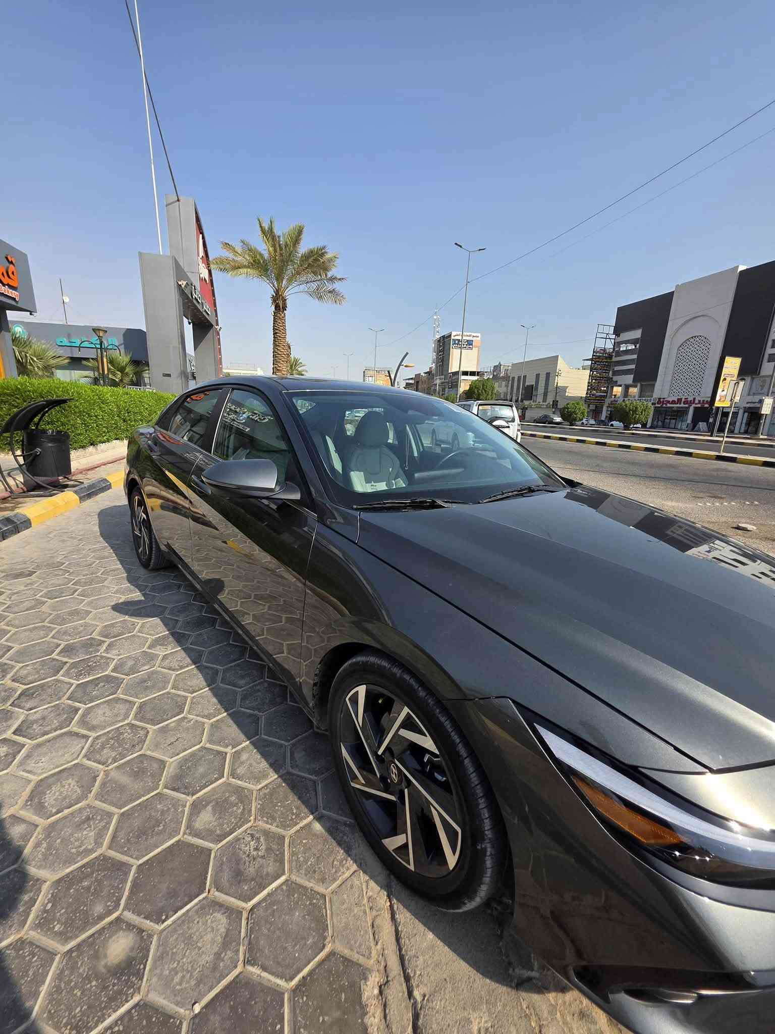 للبيع: هونداي النترا 2025 (فول لمتد - LIMITED) - وارد أمريكي 🚗✨
سيارة بحالة الشركة بلون زيتوني ملكي مميز جداً، أعلى فئة بالمواصفات (فول لمتد 1/1).
​📌 المعلومات العامة:
​الموديل: 2025
​اللون: زيتوني مميز
​المواصفات: وارد أمريكي (أعلى فئة لمتد)
​الرقم: أربيل (أوراق وهزاز جاهزة وتحويل مضمون)
​المسافة المقطوعة: زيرو
​المحرك: 2000cc دوش (DOHC) – اقتصادي وقوي جداً
​الضرر: بنيد فقط (سطحي بسيط)، والباقي كفالة عامة شاملة (شاصي، لغود، ايرباكات بلاد، وبدي بشرط الفحص والسنتر).
​⭐ أبرز المواصفات:
​أنظمة التشغيل والفتح: بصمة تشغيل + بصمة أبواب + تشغيل عن بعد + خاصية التشغيل والفتح عن طريق الكارت الذكي (NFC Card)
​المقصورة والراحة: مقاعد جلد فاخرة مع تدفئة مقاعد وتحكم كهربائي
​السقف: فتحة سقف كهربائية
​الشاشات والتكنولوجيا: شاشة لمس كبيرة تدعم (Apple CarPlay & Android Auto) + شاشة عدادات رقمية بالكامل (دشبول ديجيتال) + شاحن لاسلكي (Wireless Charger)
​النظام الصوتي: نظام صوتي فاخر (Bose)
​أنظمة الأمان والرادار: رادار تحديد المسار + مانع تصادم واستشعار أمامي + رادار النقطة الكوراء (العمياء) + تنبيه حركة المرور الخلفية
​الكاميرات والحساسات: كاميرا خلفية دواشر عالية الدقة + حساسات اصطفاف
​الفرامل والقيادة: سايد بريك أوتوماتيكي (دكمة) + نظام Auto Hold + أنماط قيادة متعددة (Eco / Normal / Sport)
​الإنارة والظهر: إضاءة فول LED أمامية وخلفية مع الشريط الضوئي الممتد + ويل كب حجم كبير بتصميم لمتد الخاص
​التبريد والمرايا: تبريد لمس قطعتين مع فتحات تبريد خلفية + مرايا جانبية كهربائية (شفط)
​📍 المكان: النجف الأشرف حي الصحه 
💵 السعر: 185ورقه  
📞 للتواصل والاستفسار: [***********]
