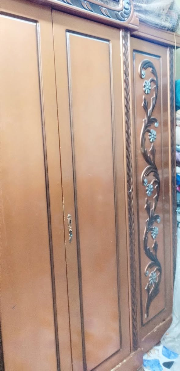 سلام عليكم غرفه اخشاب كويتي كنتور سته باب وميز تواليت وجربايه جبيره وملحقات الجربايه سعر 300العنوان المعقل. واتساب اتصال***********
