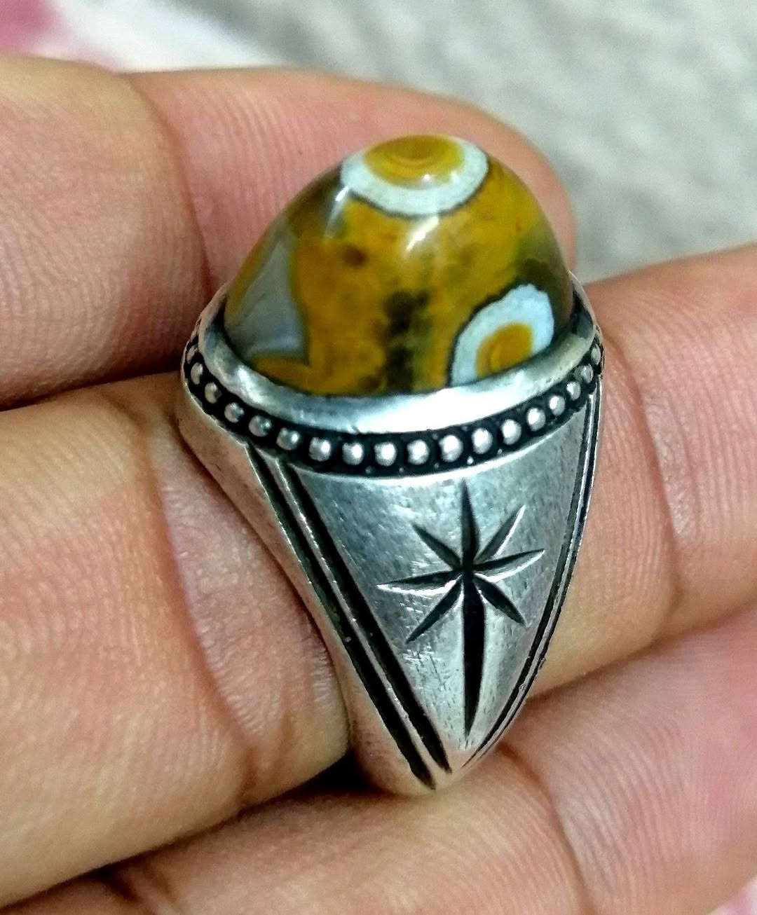 المميزون في نشرنا الباقون على عهدنا بأن ننشر لكم النوادر من الأحجار النفيسه التي يبحث الهوات عنها نقدم لكم جوهره من الداودي المختلف بعينه التي فيها صفار البيض القديم يمتاز بصياغه قديمه للبيع على الخاص اوالاتصال على الرقم التالي ***********
