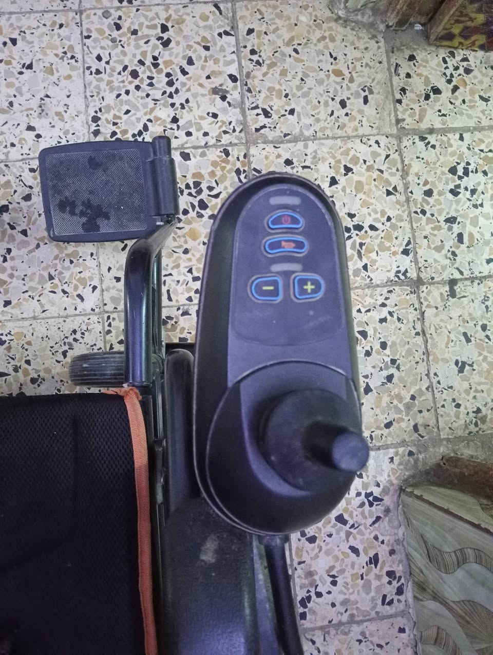 البيع كرسي  متحرك  مستعمل  بحله جيدة جداً السعر 400 الف دينار  مكان  بغداد  *********** اتصل
