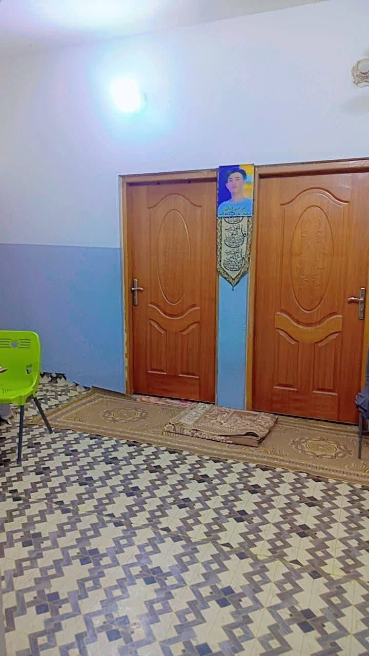 سلام عليكم بيت للبيع مساحة ١٠٠ بيت ركن مي كهرباء كلة فولل عرض الشارع 6 ثالث بيت عن التبليط بي مدخل على كنطرة البيضة وبي مدخل على طريق بغداد يم تيل 55 الشراي يتصل على رقم 
السعر ٧٠وبي مجال ***********
