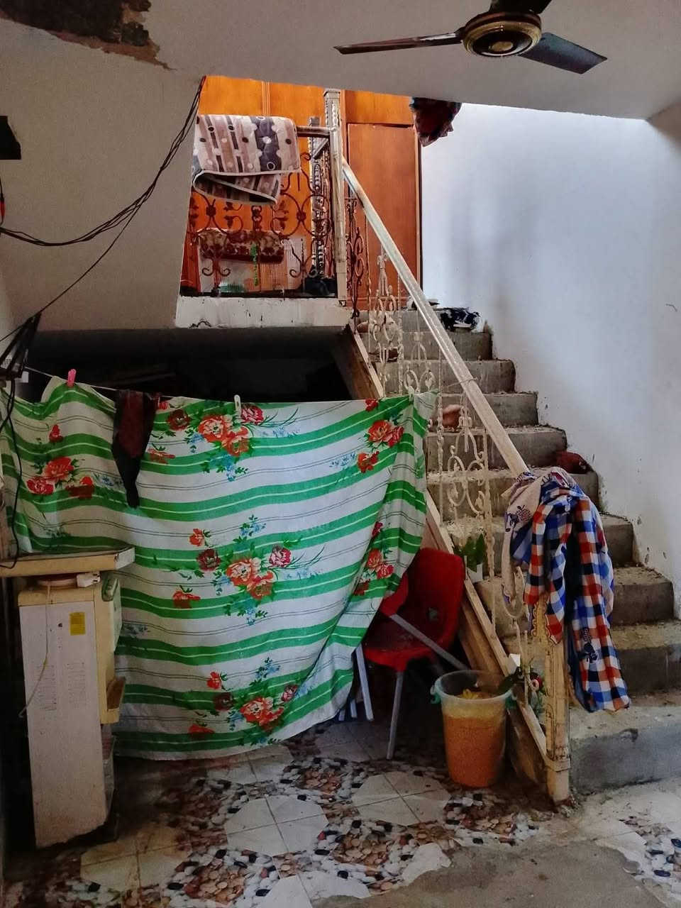 حي البساتين حي الصدرين مساحة 220 متر
اتصل على الرقم لمعرفة التفاصيل ***********
مطبخ جبير اوغرفه صغيره تريد تسويها مخزن تريد تسويها غرفه جهال اوغرفه ماستر ال بابه مسدوده والغرفه الي صورناها او غرفه خطار

