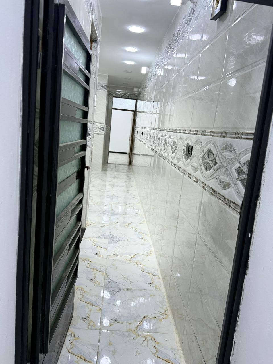 السلام عليكم ورحمه الله وبركاته دار للبيع المساحه ١٠٠ متر عقد زراعي  منطقه بوب الشام  منطقه كامله تبليط مجاري من كل النواحي يتكون من ٣ غرف نوم طابقين حمامات مطبخ حار بارد بناء حديث قريته حجي ضيفان للستفسار ***********
