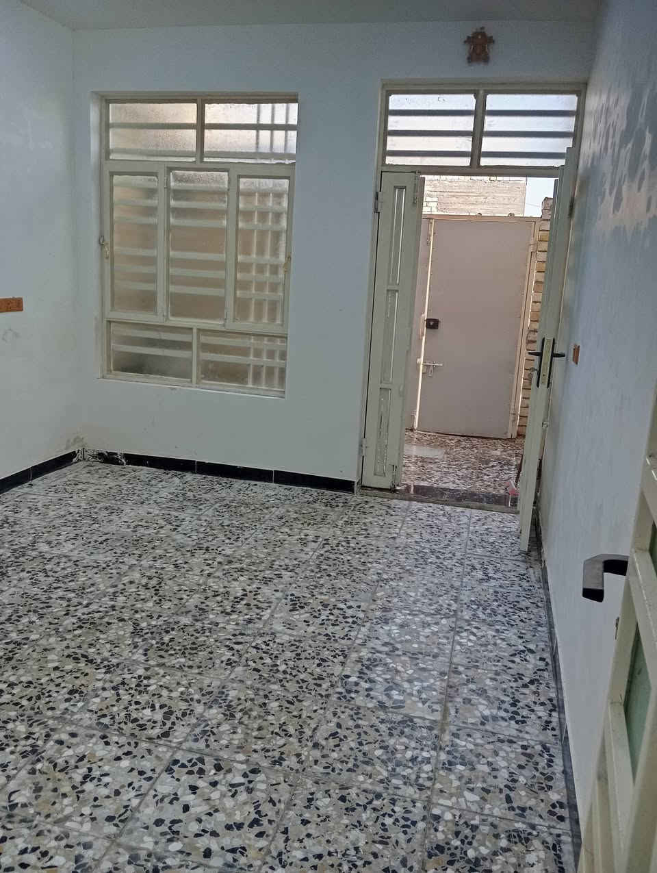 للبيع بيت جديد بناء حديث 80 متر 4*20 الدسيم طابق واحد والطابق الثاني صاعد البناء البيت فارغ  *********** وات ساب موجود
