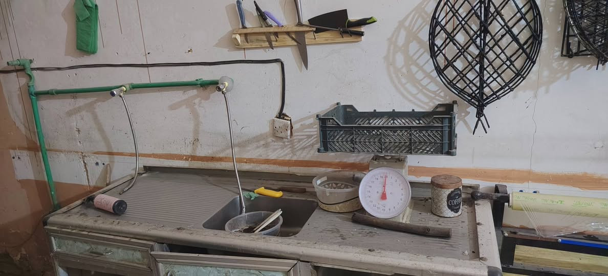 غراض شوي سمك كاملة للبيع
حوض زجاج ١٠ ملم
ارتفاع ١.٢٠ متر و عشرين 
عرض ١ متر
طول ٢ متر
شواية تحتوي ١٣ خانة حديد قوي
٨ شوايات
خزان ماء ١٠٠٠ لتر نضيف
كاونت ٢.٥٠ متر 
ماطور ماء
ميزان 
غطاسات عدد ٢
ميز و قاعدة سليفون 
سكاكين كاملة
 مجموعة خشب
السعر مليونين 
2 مليون و بي مجال
الاستفسار ***********
