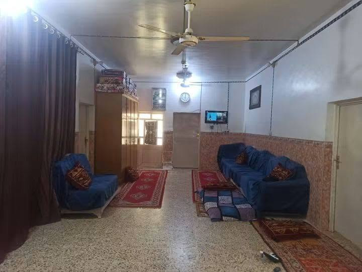 سلام عليكم بيت للبيع في الرضوية الثامنه مساحته 250 متر يحتوي على استقبال وصاله و 3 غرف نوم ومطبخ وتخاريج وكراج للاستفسار ***********
