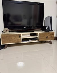 LG • ٤٠ بوصة • ميز تلفاز