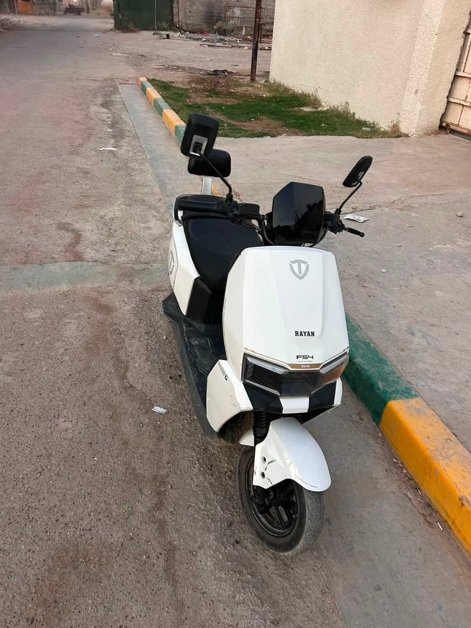 وحش  كون معروفه مواصفاته موديل25  اخت جديده  لوك استعمال قليل ملف  2000سرعه 60حقيقي تجي ٦بطريات مسطره كرافين شركت تالج اصلي تجي  بيها مواصفات فول الي يحب يتصل او يراسلني ***********
نصيفة كلش كلشي مناقصها
