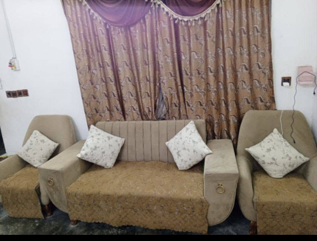تخم قنفات عدد5 قطع🌷
يتحول يصير مخزن  🌷
يتحول ســـرير منام 🌷
النضافة بالصـــــــور🌷
سعر 225 بي مجال بسيط
***********
