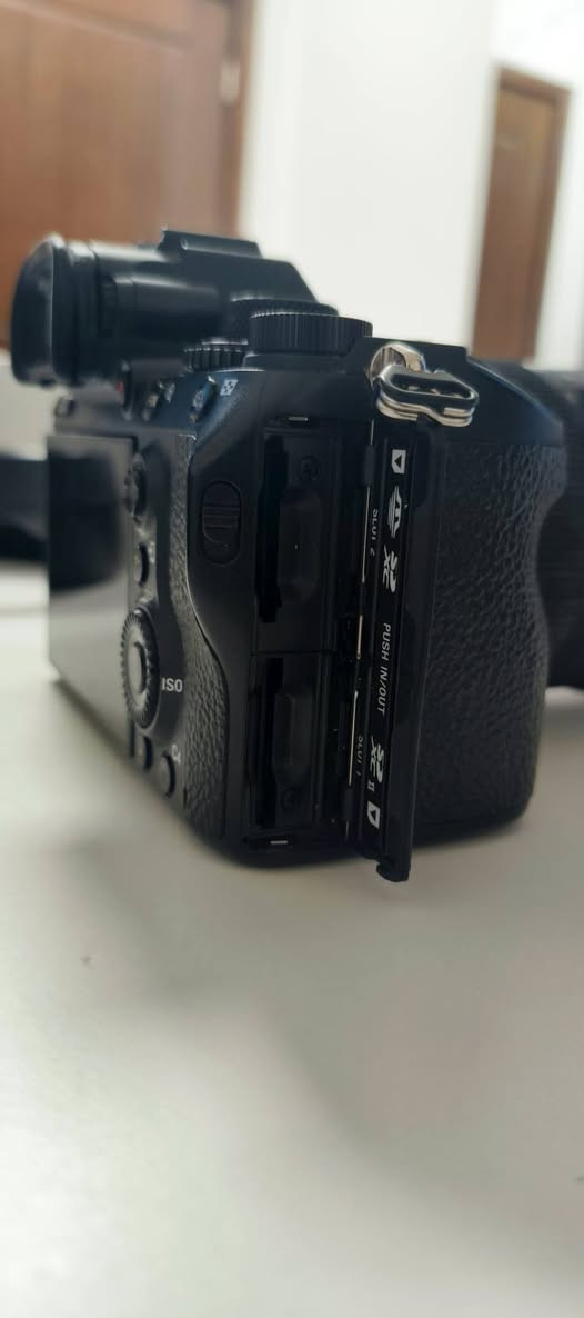 سوني a7iii  بدي فقط مواصفاتها معروفه
شترها 13k كاميرا كلش نظيفة و استعمال قليل و شخصي فقط مابيها اي اضرار كاميرا كل غراضها موجوده كارتونه و شاحنه و بطاريه

سعره 1،300 اي استفسار دايركت او *********** واتساب

