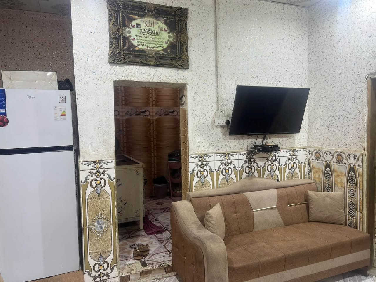 بيت للبيع بالحيانيه شارع الطاك ثاني بيت عن الركن قريب على شارع السايدين مساحه 100مربع طابو صرف بسمي تحويل ثاني يوم السعر 125مليون وبي مجال بيت مرتب ومال عائله زغيره *********** البصرة, العراق
