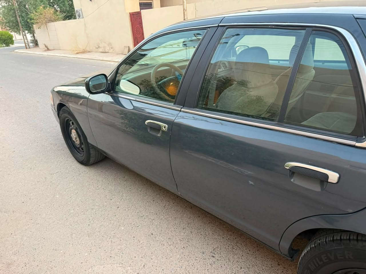 فورد كراون فكتوريا ٢٠٠٧ مزاد معمرة تعمير درجة اولى من كلشي :
صبغ حراري درجة اولى لون إسمنتي متغير الوحيدة بالعراق بهذا اللون 

محرك گير ظفيرة كهربائيات كله تبديل جديد مال كصة ٢٠١١ استيراد خاص 

منظومة تبريد جديدة 

منظومة وقود جديدة 

داخل كله نظيف وشغال 

طخم ويل بوليسي 

صدر امامي خلفي جديد 

تبديل جميع اجزاء البلاستك القديمة 

والكثير من الإصلاحات الاخرى ما اذكرها 

يجي معاها ادوات اضافية : 

١. داينمو ٢٠٠ أمبير جديد وكاله 

٢. ثلاجة 

٣. ظفيره 

٤. نوزلات 

٥. مجاول

٦. مراوح 

٧. كهربائيات مختلفة 

كل هاي المواد شغالة وجديدة 

نقص فقط دبلات خلفي شوي تعبانه

رقم صلاح الدين الماني باسمي تتحول باي محافظة 
السيارة متعوب عليها ومصروف عليها هواية 

السعر المطلوب ٨٥ ورقة بيها مجال بسيط جدا.

رقم الهاتف : ***********      ***********
