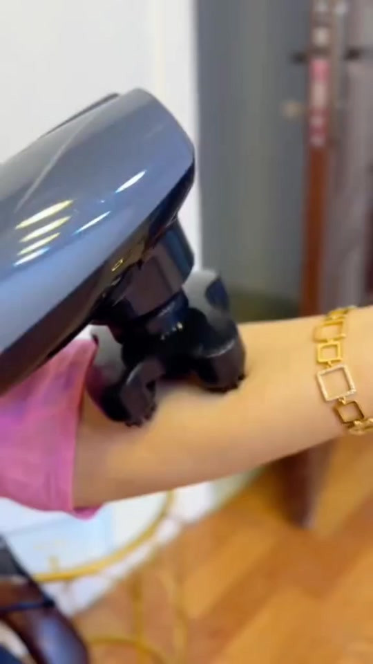 جهاز تدليك الجسم الكهربائي "6 in 1 Magic Massager Plus" جهاز مساج وتدليك كهربائي كامل للجسم يأتي مع 6 رؤوس قابلة للتبديل، و12 وضع تدليك، ومحرك قوي يصل إلى 3200 نبضة في الدقيقة.💆‍♂️ استمتع بتجربة تدليك مريحة لكامل الجسم وأنت في منزلك!: ✔️ يساعد على استرخاء العضلات ✔️ يخفف الإحساس بالتعب والإجهاد العضلي ✔️ يمنحك شعورًا بالراحة والاسترخاء ✔️ مناسب لتدليك مناطق متعددة من الجسم جهاز مساج، جهاز تدليك كهربائي، مساج الجسم، جهاز مساج 6 في 1، جهاز تدليك للعضلات، مساج منزلي، جهاز مساج للظهر،

