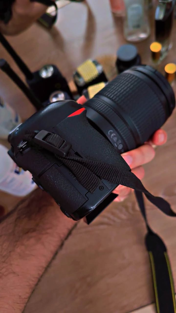 Nikon D5300

العدسة المركبة عليها هي Nikon AF-S DX NIKKOR 18-140mm f/3.5-5.6G ED VR. 

Nikon D5300

* الحساس: CMOS بصيغة DX / APS-C بحجم 23.5 × 15.6 مم.
* الدقة: 24.2 ميگاپكسل.
* المعالج: EXPEED 4.
* ISO: من 100 إلى 12,800، وقابل للتوسعة إلى 25,600.
* الفوكس: 39 نقطة Autofocus.
* التصوير المتتابع: حتى 5 صور بالثانية.
* الفيديو: Full HD 1080p حتى 60fps.
* الشاشة: 3.2 إنچ قابلة للدوران، بدقة حوالي 1.037 مليون نقطة.
* Wi-Fi: مدمج.
* GPS: مدمج.
* نوع الكارت: SD / SDHC / SDXC.
* سرعة الغالق: حتى 1/4000 ثانية.
* الوزن: حوالي 480 غرام للجسم. 

العدسه المركبه عليها

هي AF-S DX NIKKOR 18-140mm f/3.5-5.6G ED VR، وهي عدسة ممتازة كعدسة واحدة للاستخدام اليومي. 

* البعد البؤري: 18–140mm.
* على D5300 تعطي مجال رؤية مكافئ تقريباً 27–210mm بسبب معامل DX.
* فتحة العدسة: f/3.5–5.6.
* VR: مانع اهتزاز بصري حتى حوالي 4 ستوبات.
* Autofocus: AF-S بمحرك Silent Wave Motor.
* أقرب تركيز: 45 سم.
* فلتر: 67mm.
* الوزن: حوالي 490 غرام. 

المكان 📍بغداد /العامريه التواصل خاص او واتساب مراسله فقط ***********
