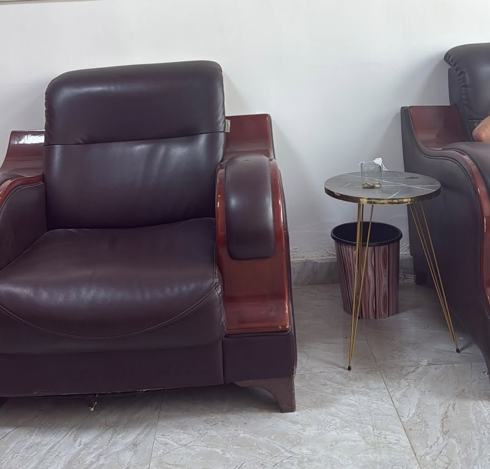 تخم انكليزي نضيف وميز بعده جديد ثنينهن ب450 مكاني بغداد السيديه ***********
